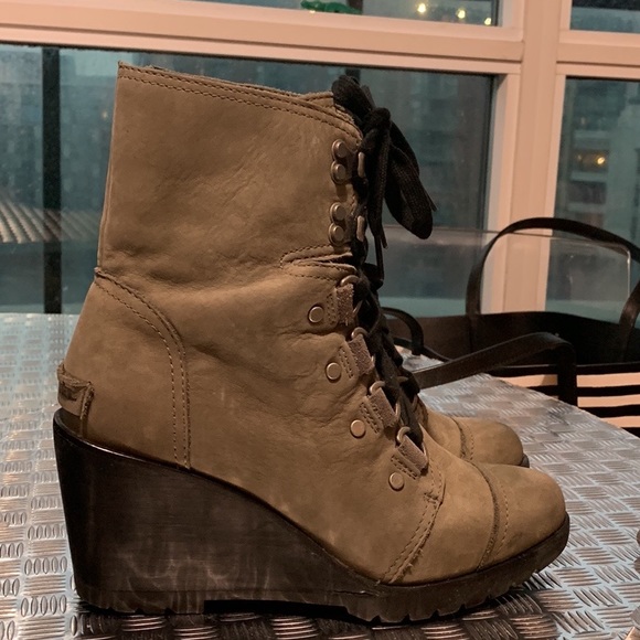 Sorel suede grey lace-up wedge boots! - Picture 6 of 6